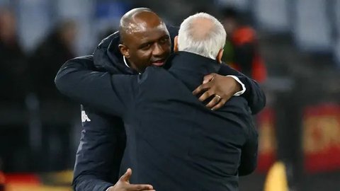 Gelandang Arsenal asal Spanyol Mikel Merino (bawah) ditekel oleh gelandang Paris Saint-Germain asal Portugal Joao Neves (kanan) saat bek Paris Saint-Germain asal Brasil Marquinhos (belakan