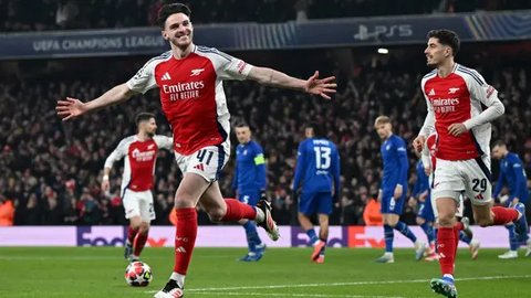 Gelandang Arsenal asal Spanyol Mikel Merino (bawah) ditekel oleh gelandang Paris Saint-Germain asal Portugal Joao Neves (kanan) saat bek Paris Saint-Germain asal Brasil Marquinhos (belakan