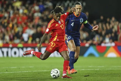 Selebrasi gelandang Timnas Spanyol, Nico Williams setelah mencetak gol pertama timnya ke gawang Timnas Inggris pada laga final Euro 2024 di Olympiastadion, Berlin, Jerman, Minggu (14/7/2024).
