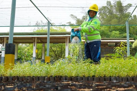 Pekerja melintasi pintu masuk pabrik PT Semen Indonesia di Rembang, Jawa Tengah, Kamis (16/3). Tahapan pembangunan pabrik semen yang dibangun di atas seluas 57 hektare tersebut telah mencapai