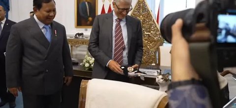 Kedatangan Bill Gates di Istana Merdeka, Jakarta dikabarkan untuk membahas berbagai isu strategis terkait pembangunan berkelanjutan di Indonesia. (BAY ISMOYO/AFP)