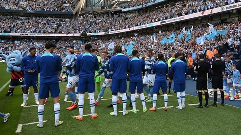 Para pemain Chelsea (kiri) melakukan Guard of Honour saat para pemain Liverpool memasuki lapangan pertandingan dalam laga lanjutan Liga Inggris 2024/2025 di Stamford Bridge, London, Inggris,