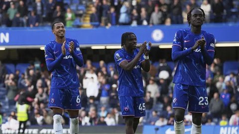 Para pemain Chelsea (kiri) melakukan Guard of Honour saat para pemain Liverpool memasuki lapangan pertandingan dalam laga lanjutan Liga Inggris 2024/2025 di Stamford Bridge, London, Inggris,