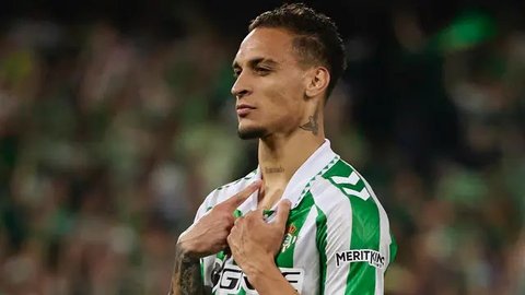 Pemain Real Betis, Antony (kiri) melakukan selebrasi setelah mencetak gol ke gawang Fiorentina dalam laga leg 1 semifinal Conference League 2024/2025 di Benito Villamarin Stadium, Sevilla, Sp