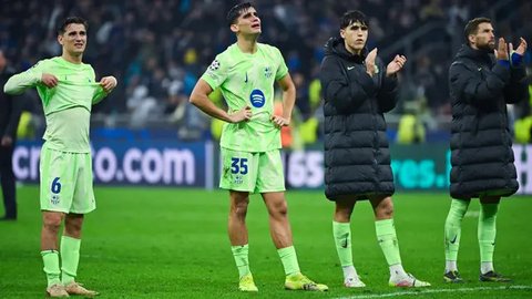 Bek Barcelona asal Uruguay #04, Ronald Federico Araujo da Silva (kiri), dan penyerang Inter Milan asal Iran #99, Mehdi Taremi, berebut bola selama pertandingan leg kedua semifinal Liga Cha