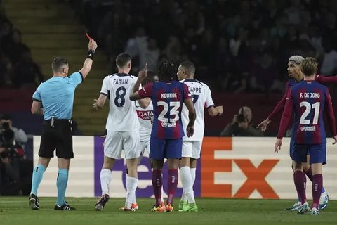 Bek Barcelona asal Uruguay #04, Ronald Federico Araujo da Silva (kiri), dan penyerang Inter Milan asal Iran #99, Mehdi Taremi, berebut bola selama pertandingan leg kedua semifinal Liga Cha