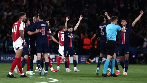 Pelatih Paris Saint-Germain asal Spanyol, Luis Enrique (kanan), merayakan kemenangan timnya di akhir pertandingan leg kedua semifinal Liga Champions UEFA antara Paris Saint-Germain (PSG) d