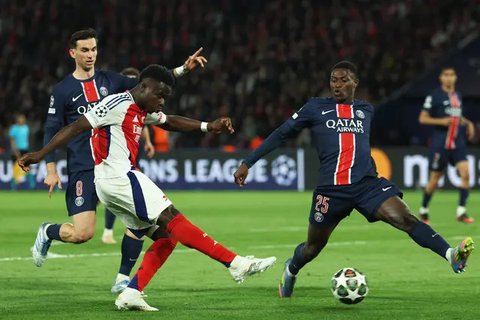 Pelatih Paris Saint-Germain asal Spanyol, Luis Enrique (kanan), merayakan kemenangan timnya di akhir pertandingan leg kedua semifinal Liga Champions UEFA antara Paris Saint-Germain (PSG) d