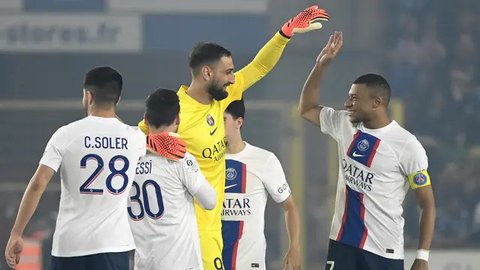 Gelandang Arsenal asal Inggris #41, Declan Rice (tengah), bereaksi saat penjaga gawang Paris Saint-Germain asal Italia #01, Gianluigi Donnarumma (kanan), dan bek Arsenal asal Inggris #04,
