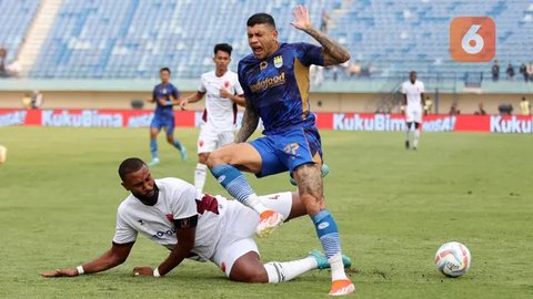 Pemain PSM Makassar, Yuran Fernandes Rocha Lopes merayakan golnya ke gawang Dewa United FC melalui tendangan penalti saat laga pekan ke-10 BRI Liga 1 2022/2023 antara Dewa United FC melawa
