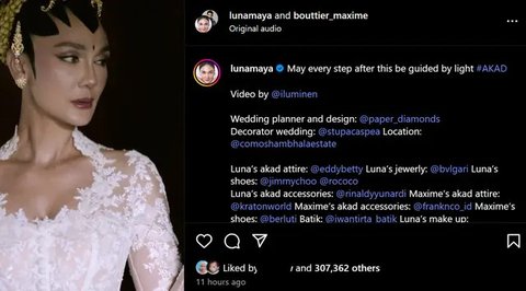 Maxime mengenakan beskap hitam dengan sematan brosch emas, dan Luna Maya kenakan kebaya putih long tailed dengan detail struktur tegas yang begitu cantik. [Foto: TS Media.dok]