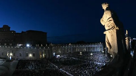 Pelaksanaan konklaf untuk memilih paus baru pengganti Paus Fransiskus yang tutup usia pada 21 April 2025 memantik ribuan orang dari berbagai negara berdatangan ke lapangan Santo Petrus di Vatikan, pada 7 Mei 2025. (Gabriel BOUYS/AFP)