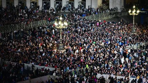 Di dalam Kapel Sistina, penerus Paus Fransiskus akan dipilih di antara para kardinal. (Andrej ISAKOVIC/AFP)