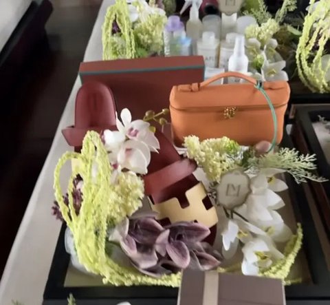 Kebaya pilihan Luna Maya di hari pernikahan. [@lunamaya]