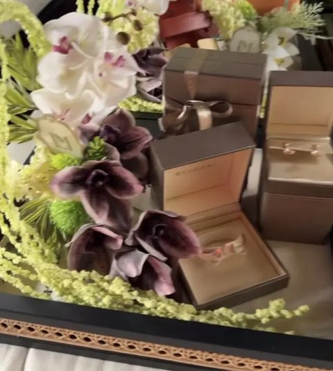 Kebaya pilihan Luna Maya di hari pernikahan. [@lunamaya]