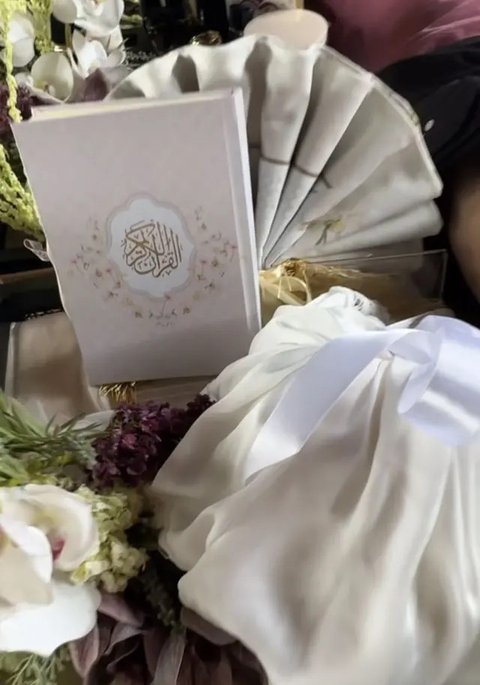 Kebaya pilihan Luna Maya di hari pernikahan. [@lunamaya]