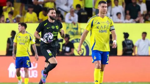 Pemain depan Nassr asal Portugal #7, Cristiano Ronaldo, bereaksi saat pemain depan Ittihad asal Prancis #09 Karim Benzema merayakan gol pertama timnya selama pertandingan Liga Pro Saudi an