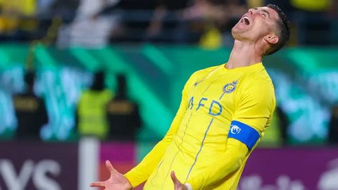 Pemain depan Nassr asal Portugal #7, Cristiano Ronaldo, bereaksi saat pemain depan Ittihad asal Prancis #09 Karim Benzema merayakan gol pertama timnya selama pertandingan Liga Pro Saudi an