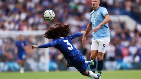 Pemilik baru Chelsea, Todd Boehly, tengah, hadil dalam pertandingan antara Chelsea melawan Wolverhampton di stadion Stamford Bridge, Sabtu (7/5/2022) malam WIB. (AP Photo/Frank Augstein)