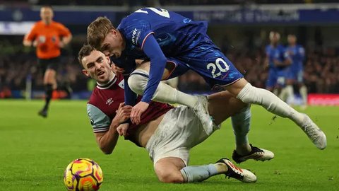 Pemilik baru Chelsea, Todd Boehly, tengah, hadil dalam pertandingan antara Chelsea melawan Wolverhampton di stadion Stamford Bridge, Sabtu (7/5/2022) malam WIB. (AP Photo/Frank Augstein)