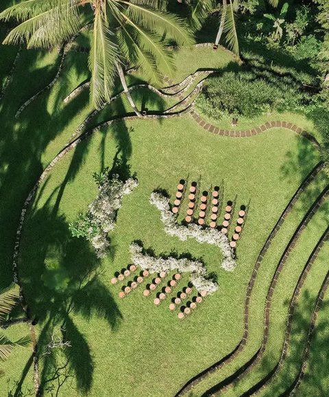 Melihat daya pikat resor mewah di Bali yang jadi pilihan venue pernikahan para artis (@itsmebcl @lunamaya @angga)