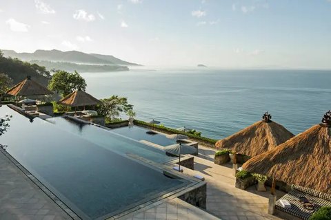 Melihat daya pikat resor mewah di Bali yang jadi pilihan venue pernikahan para artis (@itsmebcl @lunamaya @angga)