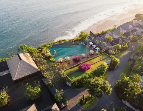 Melihat daya pikat resor mewah di Bali yang jadi pilihan venue pernikahan para artis (@itsmebcl @lunamaya @angga)