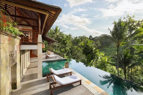 Melihat daya pikat resor mewah di Bali yang jadi pilihan venue pernikahan para artis (@itsmebcl @lunamaya @angga)