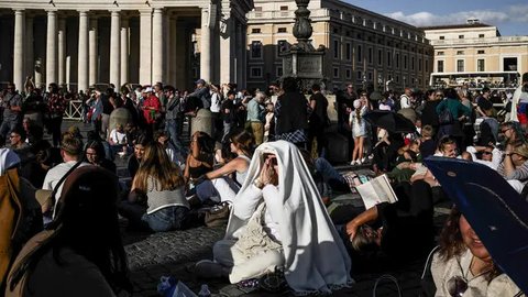 Keluarnya asap putih menandakan bahwa Paus baru telah terpilih, sementara jika hitam berarti pemilihan belum menghasilkan keputusan. (Alberto PIZZOLI/AFP)