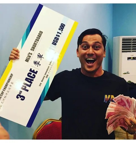 Tipi Jabrik jadi sorotan publik saat muncul dalam upacara Olimpiade Tokyo sebagai pelatih. (Sumber: Instagram/lunamaya)