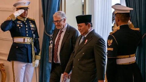 Kedatangan Bill Gates di Istana Merdeka, Jakarta dikabarkan untuk membahas berbagai isu strategis terkait pembangunan berkelanjutan di Indonesia. (BAY ISMOYO/AFP)