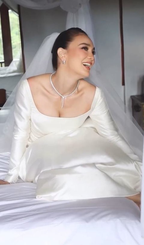 Menyala Mbak Bulan! Potret Luna Maya Cantik Banget di Resepsi Kedua - Pakai Kalung Rp1,5 Miliar
