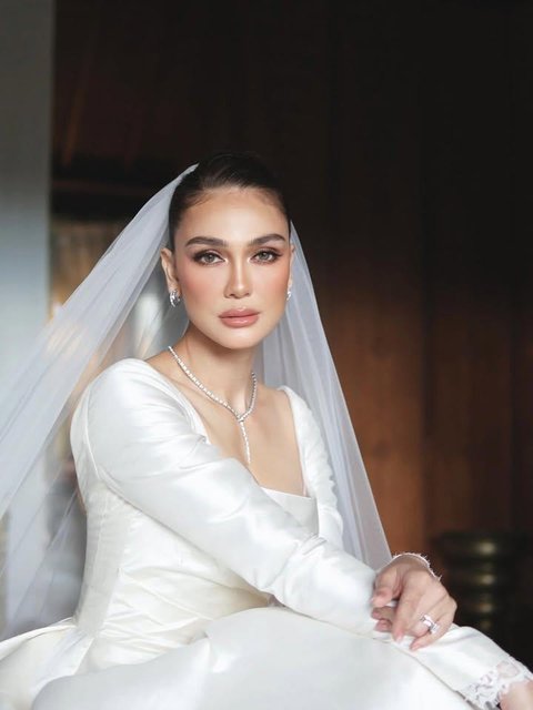 Menyala Mbak Bulan! Potret Luna Maya Cantik Banget di Resepsi Kedua - Pakai Kalung Rp1,5 Miliar