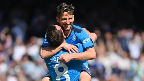 Pemain Manchester City, Kevin De Bruyne melakukan selebrasi setelah mencetak gol ke gawang Leicester dalam laga lanjutan Liga Inggris 2024/2025 di Etihad Stadium, Manchester, Inggris, Sabtu (
