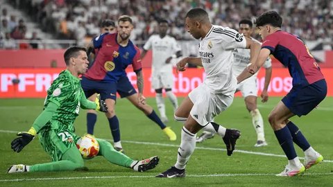 Pelatih Barcelona asal Jerman, Hans-Dieter Flick, difoto sebelum pertandingan leg pertama perempat final Liga Champions UEFA antara FC Barcelona dan BVB Borussia Dortmund di Estadi Olimpic