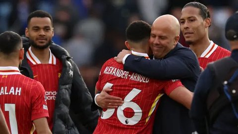 Manajer Liverpool, Arne Slot, dan Trent Alexander-Arnold dalam duel kontra Aston Villa pada laga pekan ke-11 Premier League di Stadion Anfield, Minggu (10/11/2024) dini hari WIB. Pada
