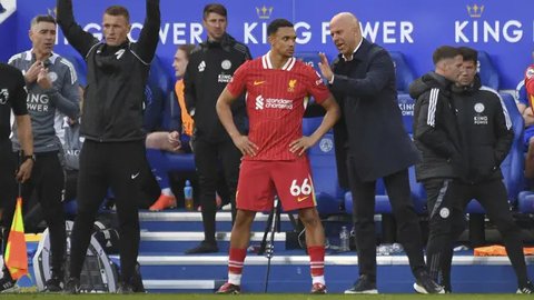 Manajer Liverpool, Arne Slot, dan Trent Alexander-Arnold dalam duel kontra Aston Villa pada laga pekan ke-11 Premier League di Stadion Anfield, Minggu (10/11/2024) dini hari WIB. Pada