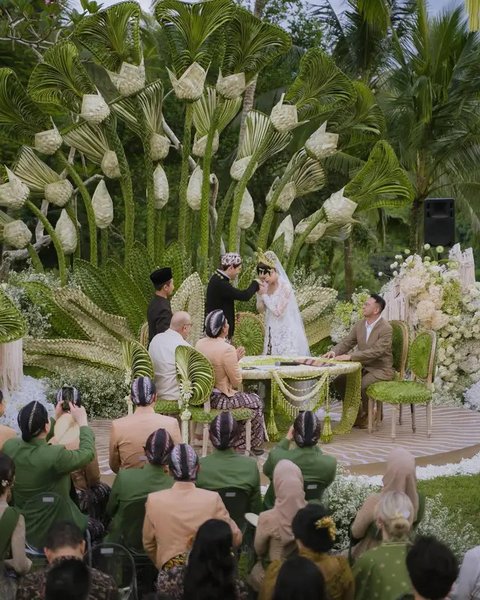 Satu lagi catatan menarik dari pernikahan Luna Maya dan Maxime Bouttier di Bali. Akad nikah keduanya dihadiri Raffi Ahmad dan Irwan Mussry sebagai saksi. (Foto: Dok. Instagram @raffinagita171