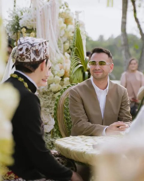 Satu lagi catatan menarik dari pernikahan Luna Maya dan Maxime Bouttier di Bali. Akad nikah keduanya dihadiri Raffi Ahmad dan Irwan Mussry sebagai saksi. (Foto: Dok. Instagram @raffinagita171