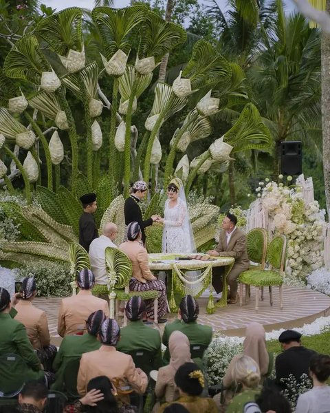 Satu lagi catatan menarik dari pernikahan Luna Maya dan Maxime Bouttier di Bali. Akad nikah keduanya dihadiri Raffi Ahmad dan Irwan Mussry sebagai saksi. (Foto: Dok. Instagram @raffinagita171