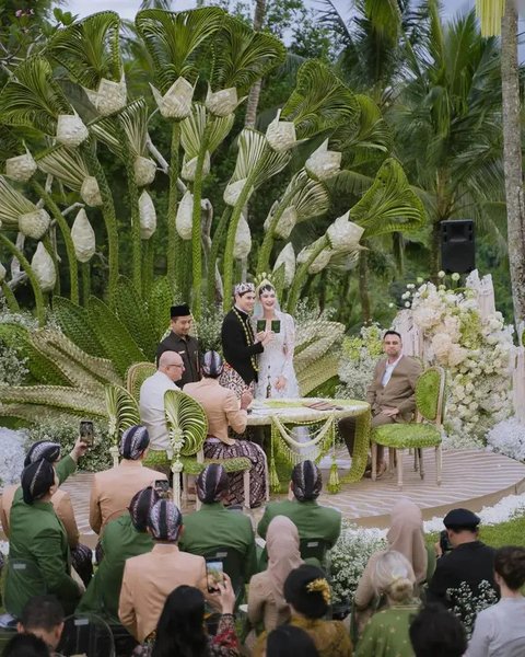 Satu lagi catatan menarik dari pernikahan Luna Maya dan Maxime Bouttier di Bali. Akad nikah keduanya dihadiri Raffi Ahmad dan Irwan Mussry sebagai saksi. (Foto: Dok. Instagram @raffinagita171
