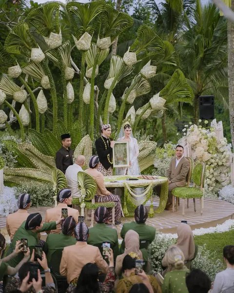 Satu lagi catatan menarik dari pernikahan Luna Maya dan Maxime Bouttier di Bali. Akad nikah keduanya dihadiri Raffi Ahmad dan Irwan Mussry sebagai saksi. (Foto: Dok. Instagram @raffinagita171