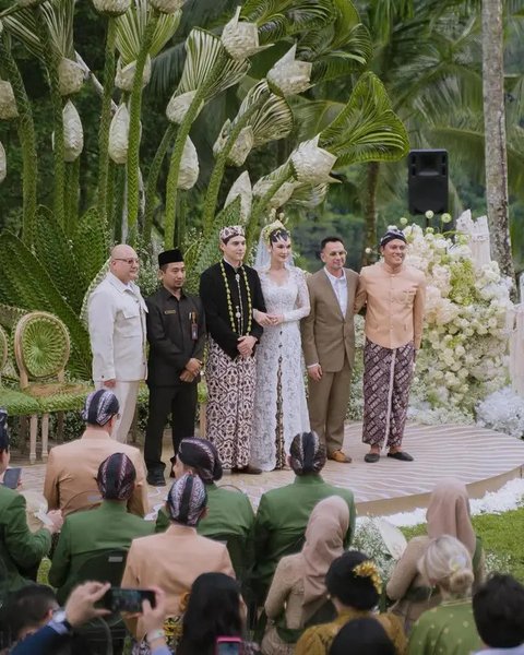 Satu lagi catatan menarik dari pernikahan Luna Maya dan Maxime Bouttier di Bali. Akad nikah keduanya dihadiri Raffi Ahmad dan Irwan Mussry sebagai saksi. (Foto: Dok. Instagram @raffinagita171