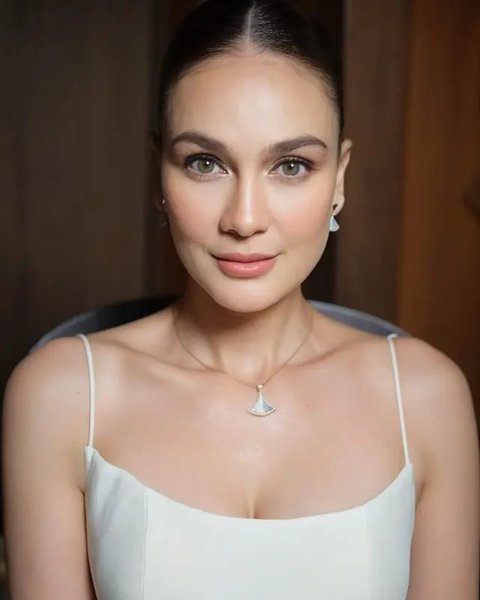 Lihat di sini gaya mewah serba BVLGARI Luna Maya di momen resepsi pernikahan.  [@lunamaya].