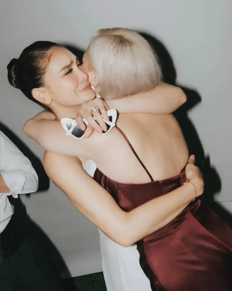 Setelah resmi jadi istri Maxime Bouttier, Luna Maya melempar buket bunga untuk direbut para tamu. Dulu, Luna Maya sukses merebut bunga pernikahan BCL. (Foto: Dok. TikTok @itsmebcl)