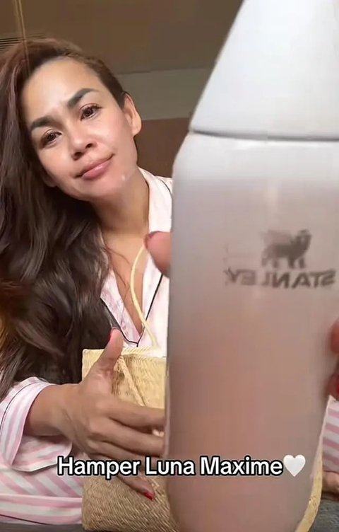 Lihat di sini isi hampers mewah bridesmaid dan groomsmen Luna Maya dan Maxime Bouttier.[@ayudewi070].