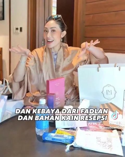 Lihat di sini isi hampers mewah bridesmaid dan groomsmen Luna Maya dan Maxime Bouttier.[@ayudewi070].