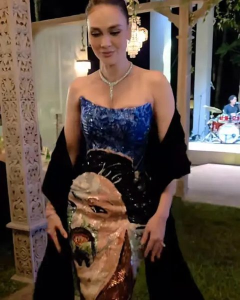 Lihat di sini tampilan Luna Maya di momen resepsi pernikahan kedua. Memukau dengan gaun berhias lukisan sang ayah. [@hagaipakan].