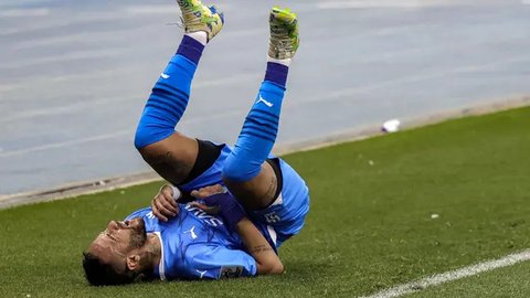 Neymar menyeka matanya saat konferensi pers pengenalan pemain baru Santos di Vila Belmiro, Sao Paulo, Brasil, Sabtu (01/02/2025) WIB. (AP Photo/Andre Penner)