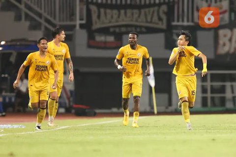 BRI Liga 1 - Semen Padang FC Vs Persebaya Surabaya (Bola.com/Adreanus Titus)